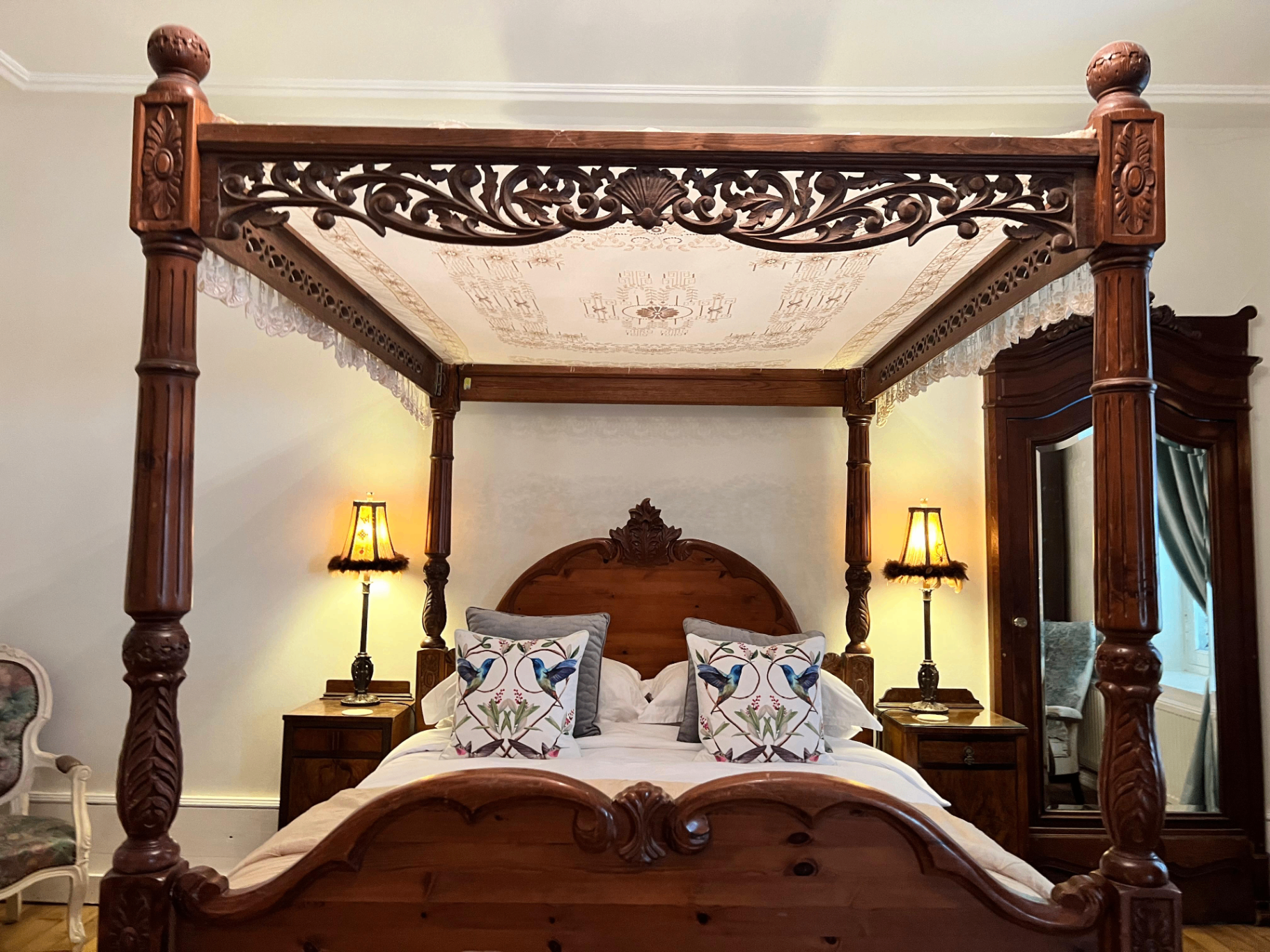 La Chambre Bastié — four-poster bed in Château Mas Levrault