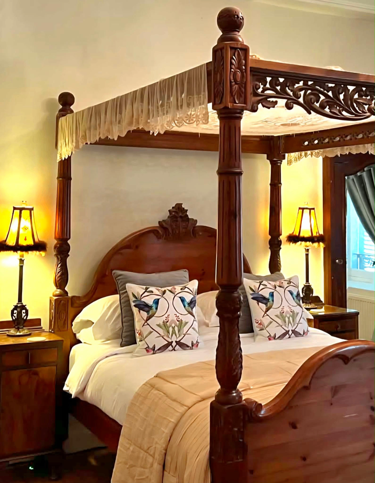 La Chambre Bastié — four-poster bed and lamps
