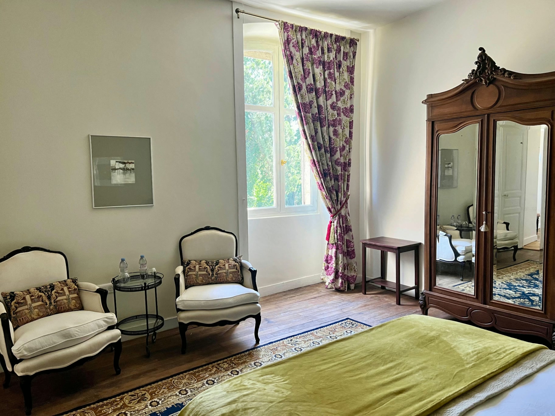 La Chambre Palerme — armchairs and garden view